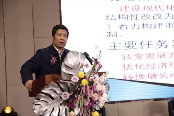 　　山东大学新闻传播学院党委书记、管理学院教授、博士生导师王德胜做主题演讲