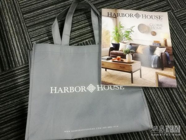 Harborhouse销售人员赠送画册