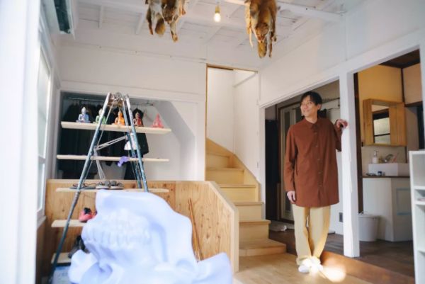 80后日本小哥爆改50年出租房 自制家具还拆天花板