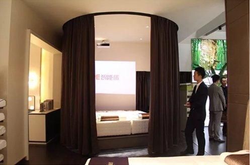 一张 360°可旋转可旋转的智能床惊艳深圳家具展