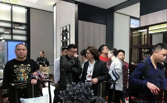 戴为红木总裁戴爱国（中）在东莞名家具展戴为尤品“Upin”展厅与客户深度交流