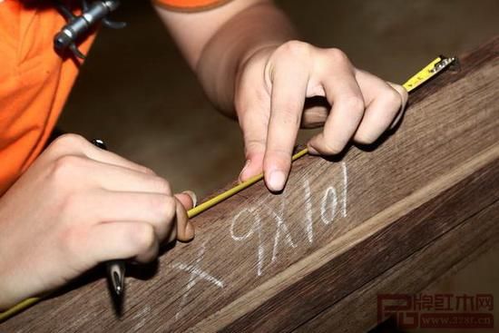  工匠对木料进行精确的测量标记，以做到珍惜材料，保证设计与成品家具的一致性