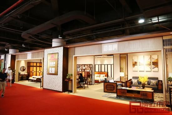  在首届中国新中式红木家具大会期间，忆古轩的新中式双子星品牌——“西厢房”、“世珀”首次联展，成为参展面积最大的品牌