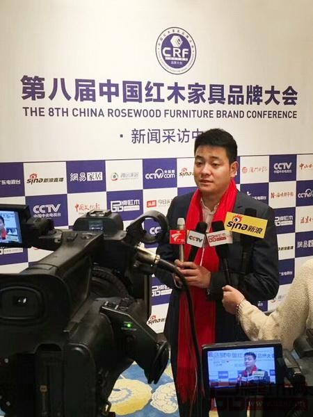  忆古轩总经理刘宇在厦门国际会议中心接受中央电视台等媒体采访