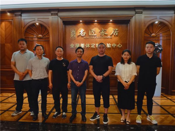 2019年8月7日，重庆家具行业秘书长丁华带队参观名匠家居全屋整体定制体验中心。