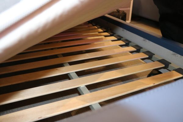 床架内径有两档可调节高度，适合不同高度的床垫