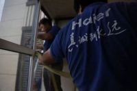 惊险!女孩不慎翻出窗外,海尔服务兵徒手爬窗施救成功!