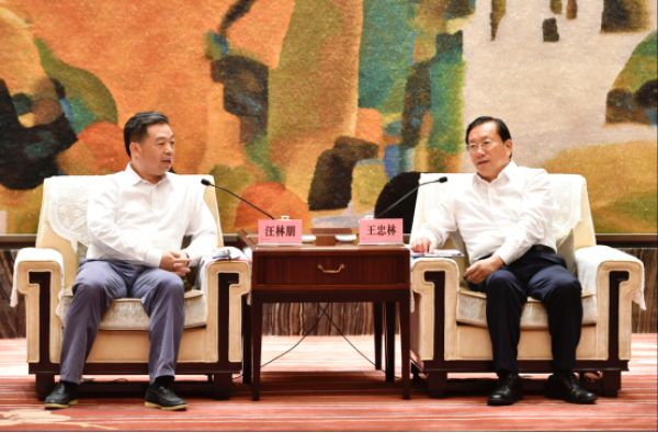 湖北省委常委、武汉市委书记王忠林与汪林朋董事长进行会谈