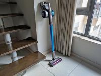 吉米上手把吸尘器轻松除尘加抛光，轻松解决地板清洁难题