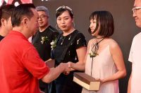 成都爱心设计师王娜应邀出席重庆公益论坛峰会