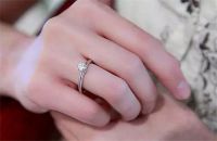 女生右手无名指戴戒指的含义 不婚族戒指戴法