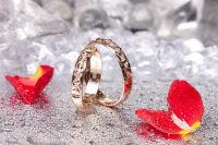 结婚戒指带哪个手 结婚钻戒怎么保养