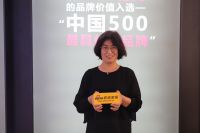 红宝石唐山市专卖店负责人胡克玲：红宝石每个产品都是艺术品