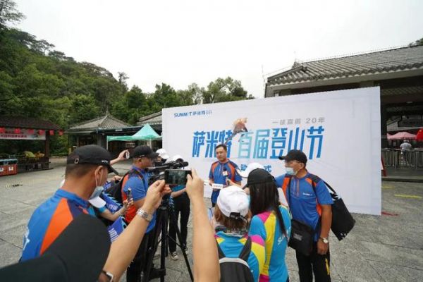 萨米特瓷砖总经理陈福君接受媒体采访