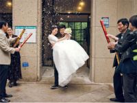 结婚抱不动新娘招数有哪些 新娘下车是抱还是走路