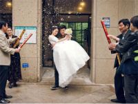 新娘太重背不动怎么办 结婚新人上车下车都有哪些讲究