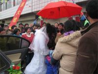 新娘太重背不动怎么办 结婚新人上车下车都有哪些讲究