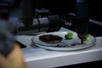 如影智能厨房机器人现身进博会：想要做家中的米其林私厨