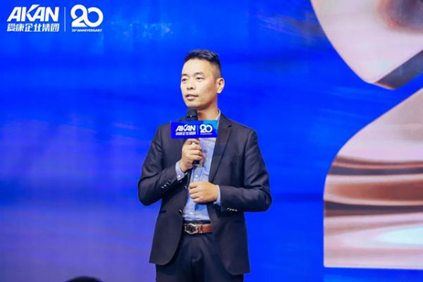 爱康企业集团豫陕大区副总经理杨向伟先生致辞