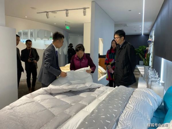 中国羽绒工业协会理事长姚小蔓莅临兰帛睡眠家居体验馆参观指导