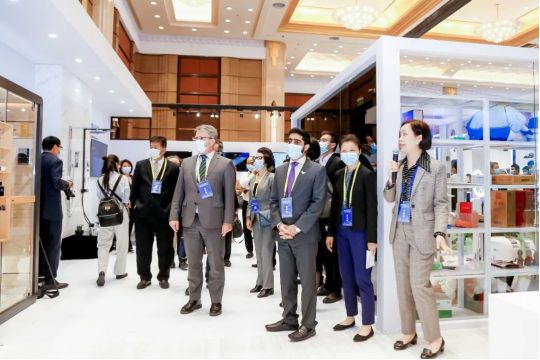 阿联酋驻上海总领事拉世德·卡姆兹（一排右3）