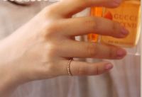 左手小拇指戴戒指什么意思 已婚女人怎么戴戒指