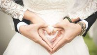 结婚纪念日发朋友圈怎么写 结婚纪念日送老婆什么礼物好