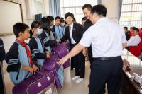 助力脱贫攻坚！爱阁工房慰问贫困学子，捐助爱心物资