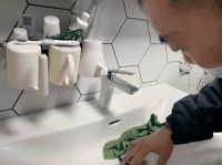 【宜来服务】落在卫生间的微暖，有着宜来服务的挚爱。