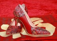 为什么婚鞋不能给别人穿 为什么说婚鞋只能穿一次