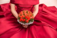 定亲饭桌上简单的说话 订婚女方穿衣禁忌