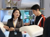 央视网探访《斯柔菲超级工厂》，撒贝宁解码高端乳胶寝具品牌赛道突围之路