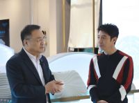 央视网探访《斯柔菲超级工厂》，撒贝宁解码高端乳胶寝具品牌赛道突围之路