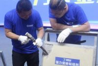 美女车模空降西昌某建材品鉴会，受众多彪形大汉围观打砸