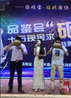 美女车模空降西昌某建材品鉴会，受众多彪形大汉围观打砸