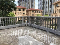 顶楼露台光秃秃的水泥地，我铺一层防腐木撒上鹅卵石，隔热又好看