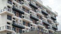 阳台刚封好，楼上住户偷偷去投诉，物业无奈：封阳台可以，得重装