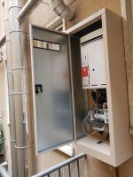 燃气热水器，他家跟空调外机都挂外墙上，胆真大，国内看不到几家