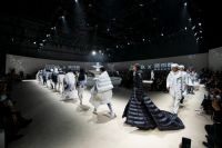 波司登引领羽绒服品类发展，全球领先