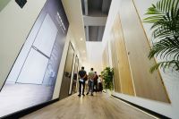 全屋定制一键到位，解锁绿色生活理想家！新浪家居主编观察团探访兔宝宝展馆