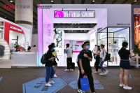 潮这儿看 新浪家居主编探展团携手设计大咖张宁打卡广州建博会飞雕电器