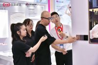 潮这儿看 新浪家居主编探展团携手设计大咖张宁打卡广州建博会飞雕电器