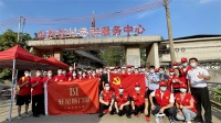 为群众办实事|轩尼斯门窗彰显社会责任担当，村委赠送锦旗表谢意