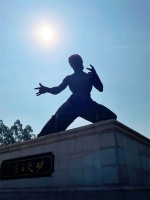 李小龙是功夫“一代宗师”，粤强要做瓷砖“一代宗师”