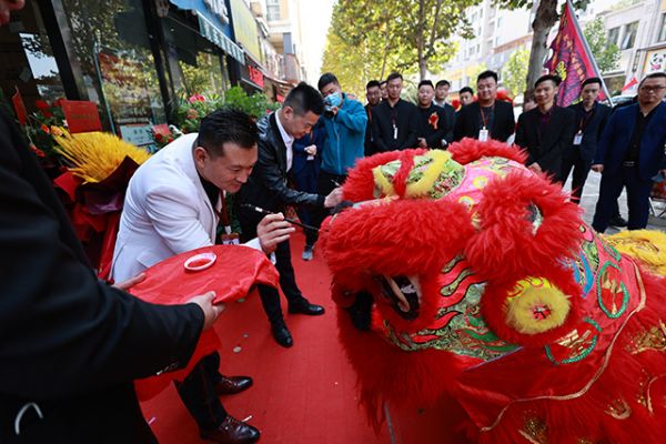 红之巢打扮家共享整装平台创始人及总经理孟红涛和红之巢打扮家共享整装平台董事会主席杨浩先生为舞狮点睛