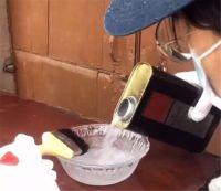 姑娘低价买下废旧木柜，亲自动手翻新成雅致小柜，网友：变废为宝