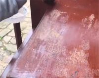 姑娘低价买下废旧木柜，亲自动手翻新成雅致小柜，网友：变废为宝