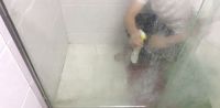 淋浴房玻璃上的污垢难清理，10年保姆教你一招，保证管用！