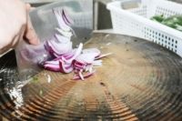 家居风水其实是很实用的，卧室摆放过多假花，容易招桃花！