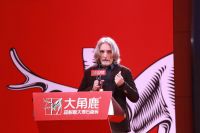 超耐磨+高颜值，大角鹿瓷砖用技术创新提升解决消费者痛点